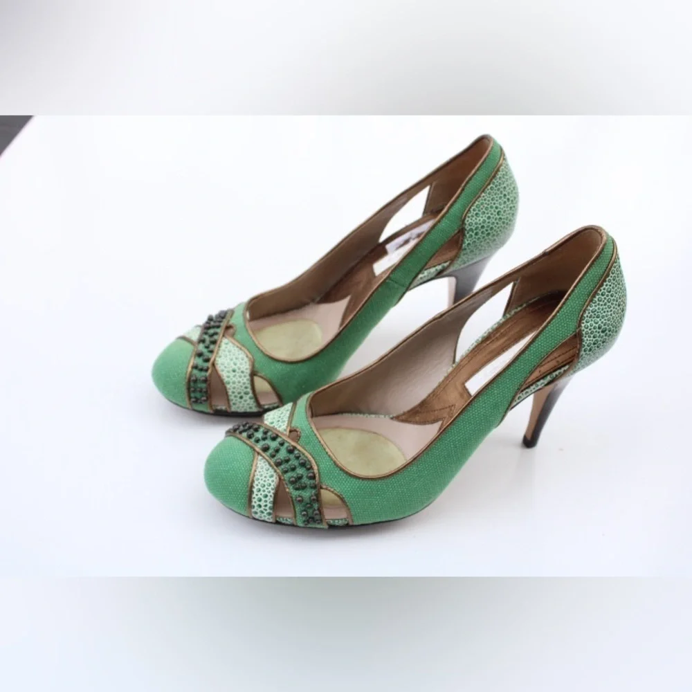 C. Label green with envy pumps